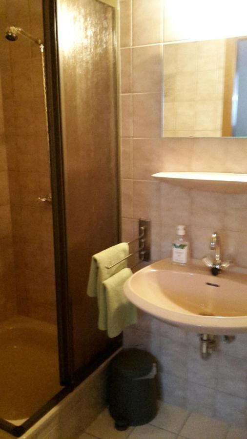 Altes Sängerheim Hotell Quierschied Exteriör bild